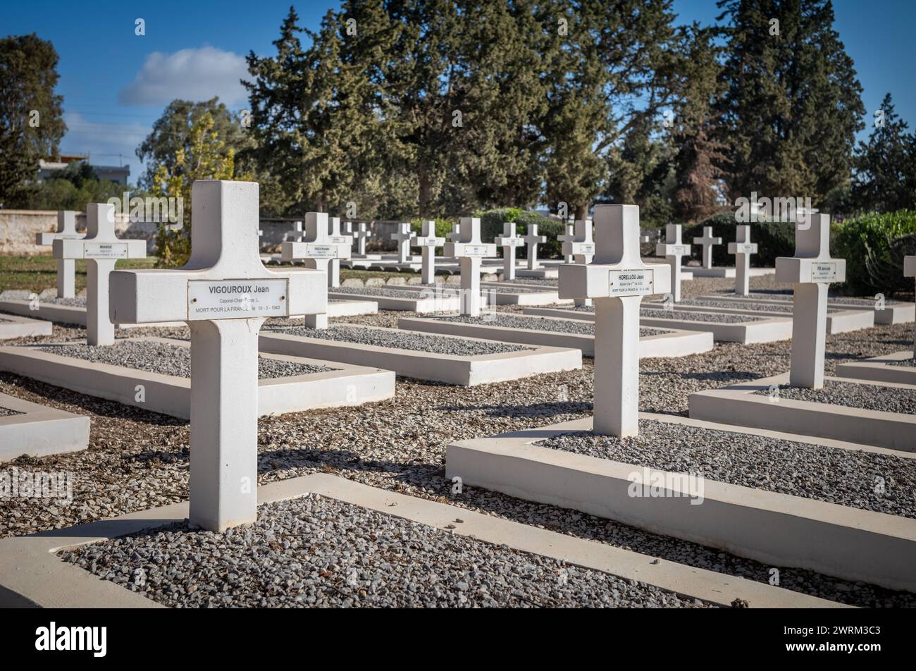 Reihen von weißen Gräbern mit Kreuzgrabsteinen für freie französische Soldaten auf dem französischen Militärfriedhof im 2. Weltkrieg in Takrouna, Tunesien. Stockfoto