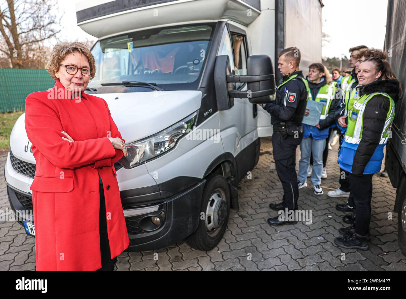 Innenministerin Daniela Behrens trifft Fachoberschüler bei LKW-Kontrollen auf Rasthof der Autobahn 2 in Garbsen die Niedersächsische Innenministerin Daniela Behrens lässt sich vom EInsatzleiter der Polizei die LKW-Kontrolle eines polnischen Transporters zeigen und erläutern. Die Fachoberschüler schauen aufmerksam zu. Garbsen Rastplatz Garbsen Nord Niedersachsen Region Hannover Deutschland *** Innenministerin Daniela Behrens trifft bei Lkw-Kontrollen auf der Autobahn 2 in Garbsen die niedersächsische Innenministerin Daniela Behrens hat den Stockfoto