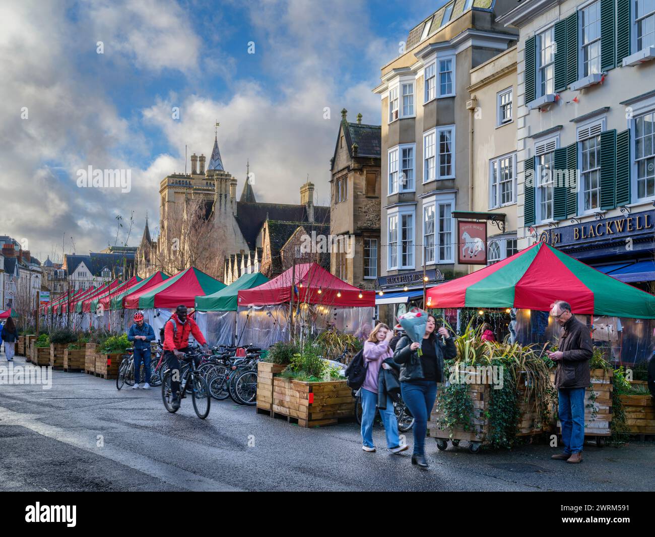 Der Straßenmarkt im Freien in der Broad Street Oxford. Stockfoto
