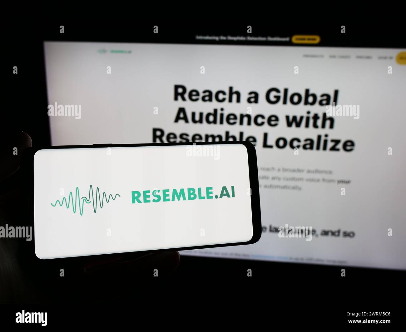 Person, die ein Smartphone mit dem Logo eines kanadischen Unternehmens für künstliche Intelligenz hält, ähnelt KI vor der Website. Schwerpunkt auf dem Display des Telefons. Stockfoto