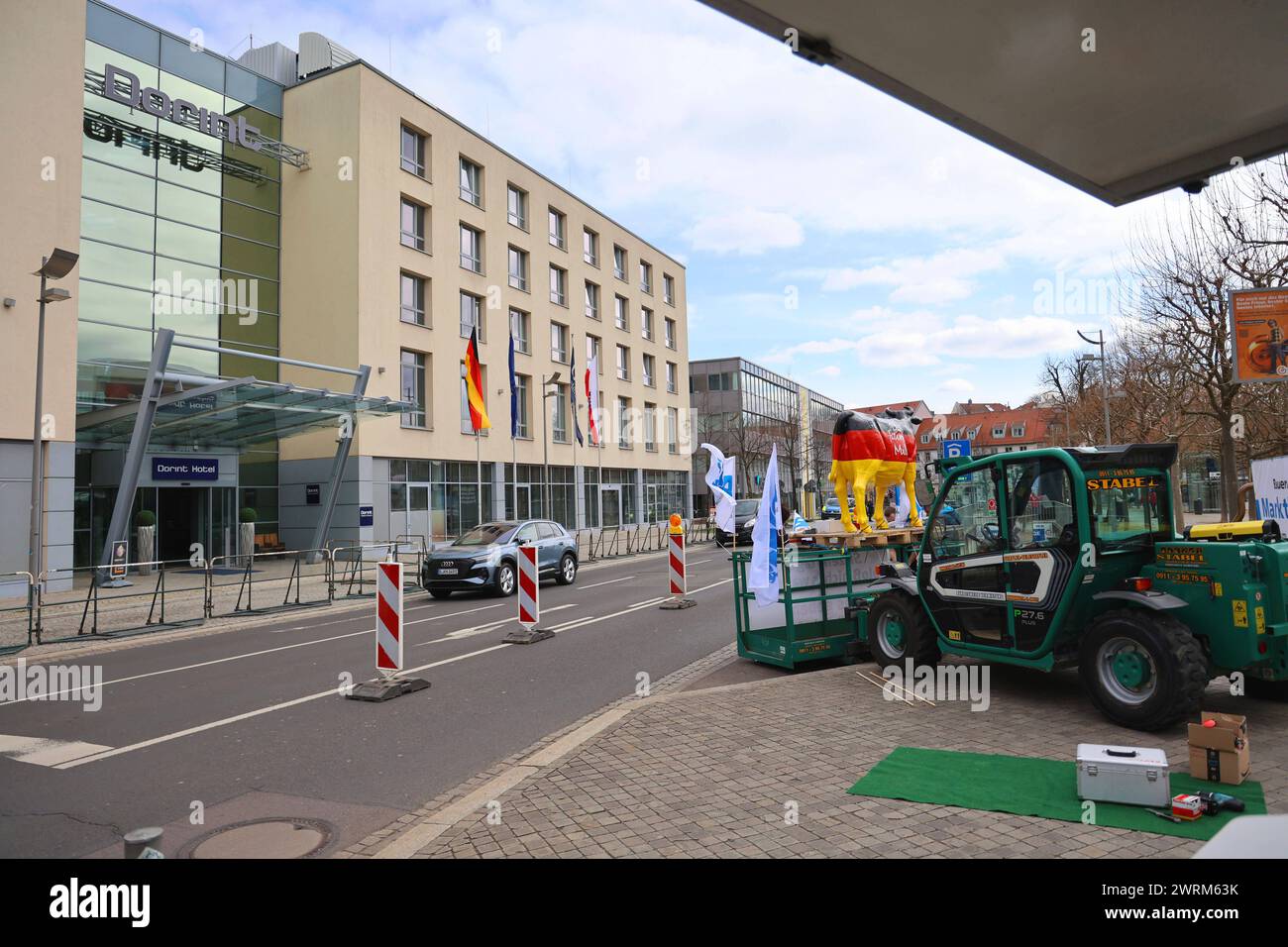 Erfurt - Protest zur Agrarministerkonferenz 13.03.2024, Erfurt, Theaterplatz, anlaesslich der Agrarministerkonferenz haben u.a. der Thueringer Bauernverband und der Bundesverband Deutscher Milchviehhalter Protest angemeldet im Bild: Protest der Milchbauern vor dem Dorint-Hotel *** Erfurt Protest an die Landwirtschaftsministerkonferenz 13 03 2024, Erfurt, Theaterplatz, anlässlich der Landwirtschaftsministerkonferenz haben unter anderem der Thüringer Bauernverband und der Bundesverband Deutscher Milchbauern einen Protest vor dem Hotel Dorint eingelegt. Stockfoto