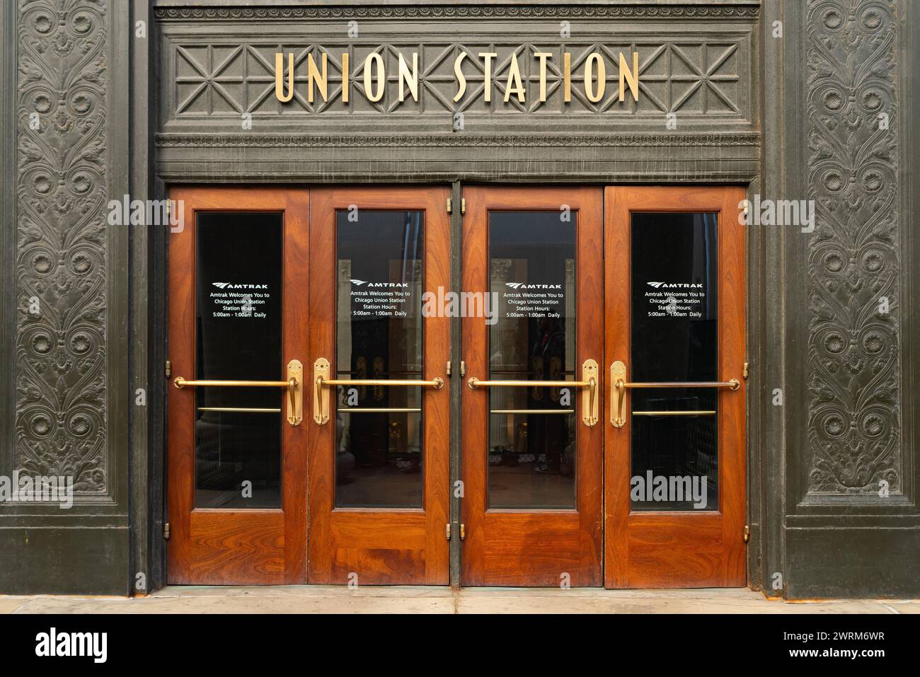 Chicago, Illinois - USA - 11. März 2024: Eingangstüren an der Union Station in Chicago, Illinois, USA. Stockfoto