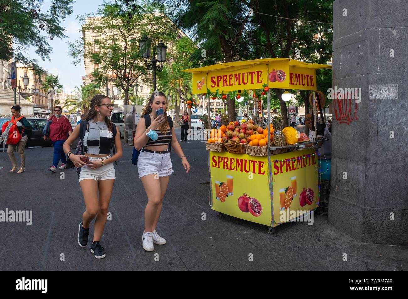 Genießen Sie frischen Saft im historischen Teil der Stadt Catania auf der Insel Sizilien, Italien Stockfoto