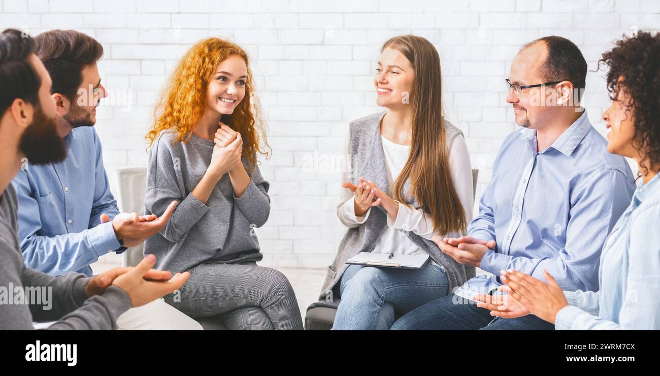 Menschen, die junge Frau bei der Therapiesitzung im Reha applaudieren Stockfoto