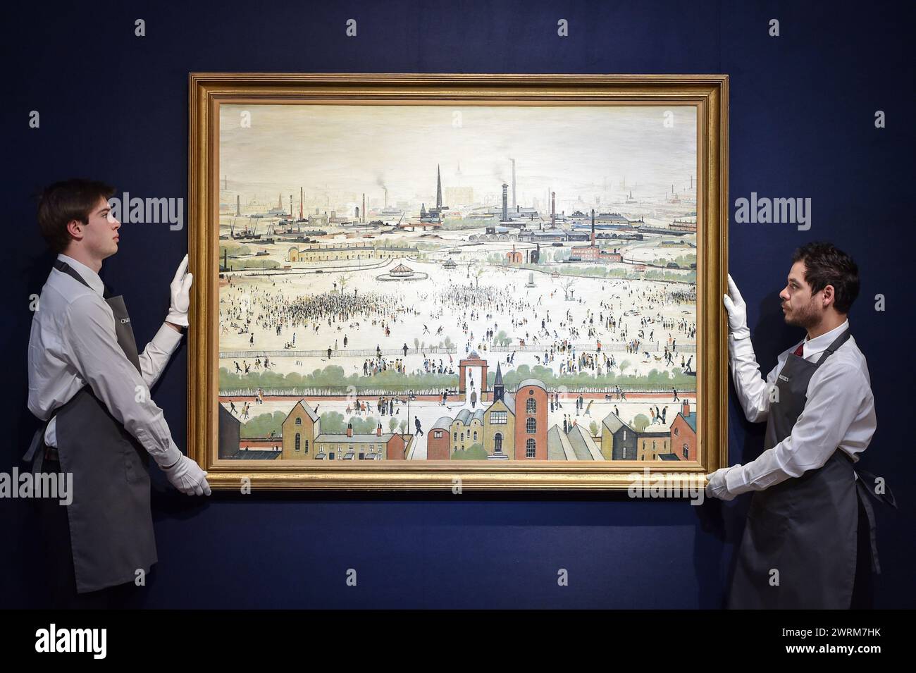 London, England, Großbritannien. März 2024. Christies Mitarbeiter halten L.S. Lowrys berühmtes Meisterwerk „Sunday Afternoon“ (1957), das nach 57 Jahren wieder in die Öffentlichkeit zurückkehrt. Dieses Gemälde wird am 20. März den Modern British and Irish Art Evening Sale im Christie's mit einem geschätzten Wert von 4.000.000 GBP bis 6.000.000 GBP führen. (Kreditbild: © Thomas Krych/ZUMA Press Wire) NUR REDAKTIONELLE VERWENDUNG! Nicht für kommerzielle ZWECKE! Stockfoto
