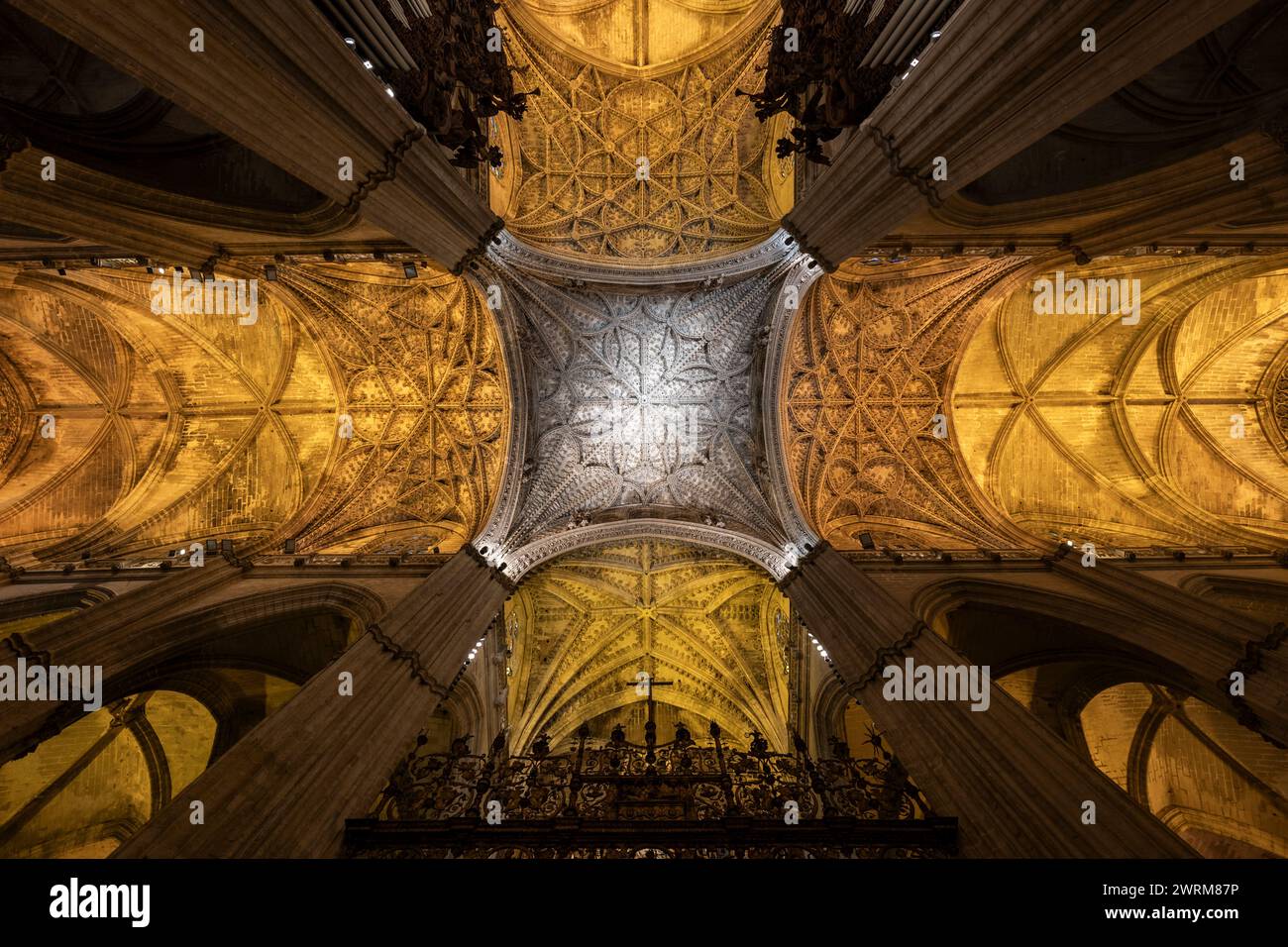 Kathedrale von Sevilla (Catedral de Sevilla) majestätisches Interieur, beeindruckende gotische Rippengewölbe, Decke der größten mittelalterlichen Kirche der Welt Stockfoto