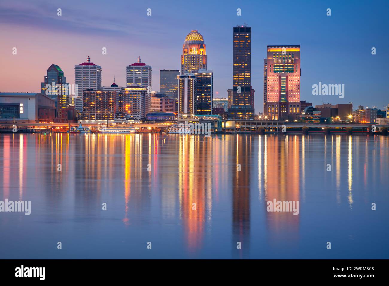 Louisville, Kentucky, USA. Stadtbild der Skyline der Innenstadt von Louisville, Kentucky, USA mit Reflexion der Stadt Ohio River bei Sonnenaufgang im Frühling. Stockfoto