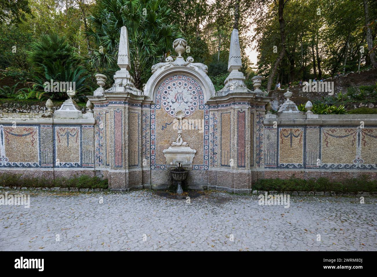 Fonte de la Abundancia - Brunnen mit reichlich Trinkwasser an der Quinta da Regaleira in Sintra, Portugal. Stockfoto