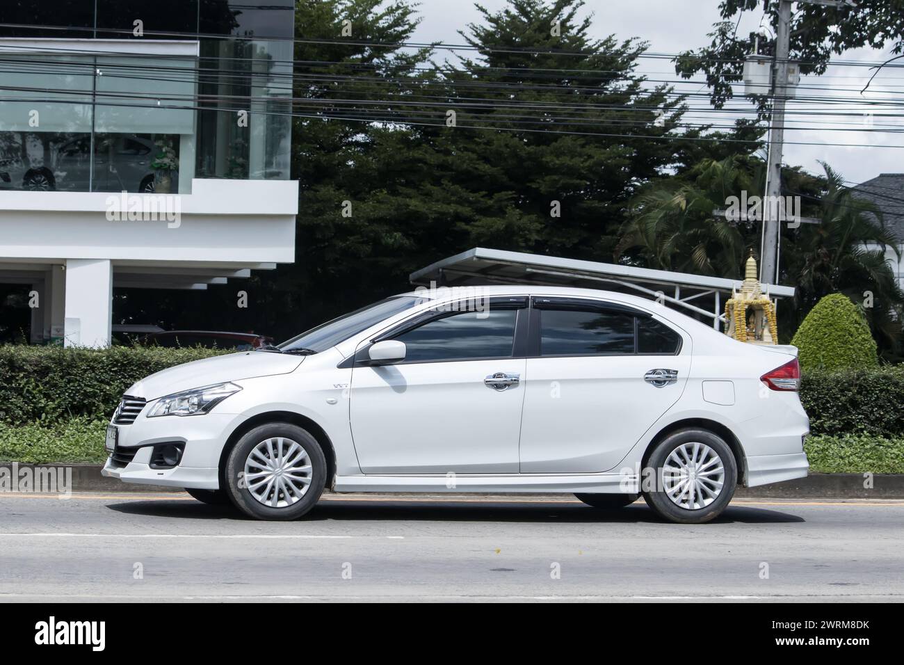 Chiangmai, Thailand - 8. September 2023: Privates Eco Car, Suzuki Ciaz. Foto an der Straße Nr. 121 ca. 8 km von der Innenstadt von Chiangmai, thailand. Stockfoto