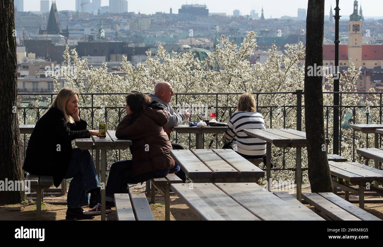 Die Menschen genießen schönes Frühlingswetter im Stadtzentrum von Prag, Tschechische Republik, 13. März 2024. (CTK Foto/Milos Ruml) Stockfoto