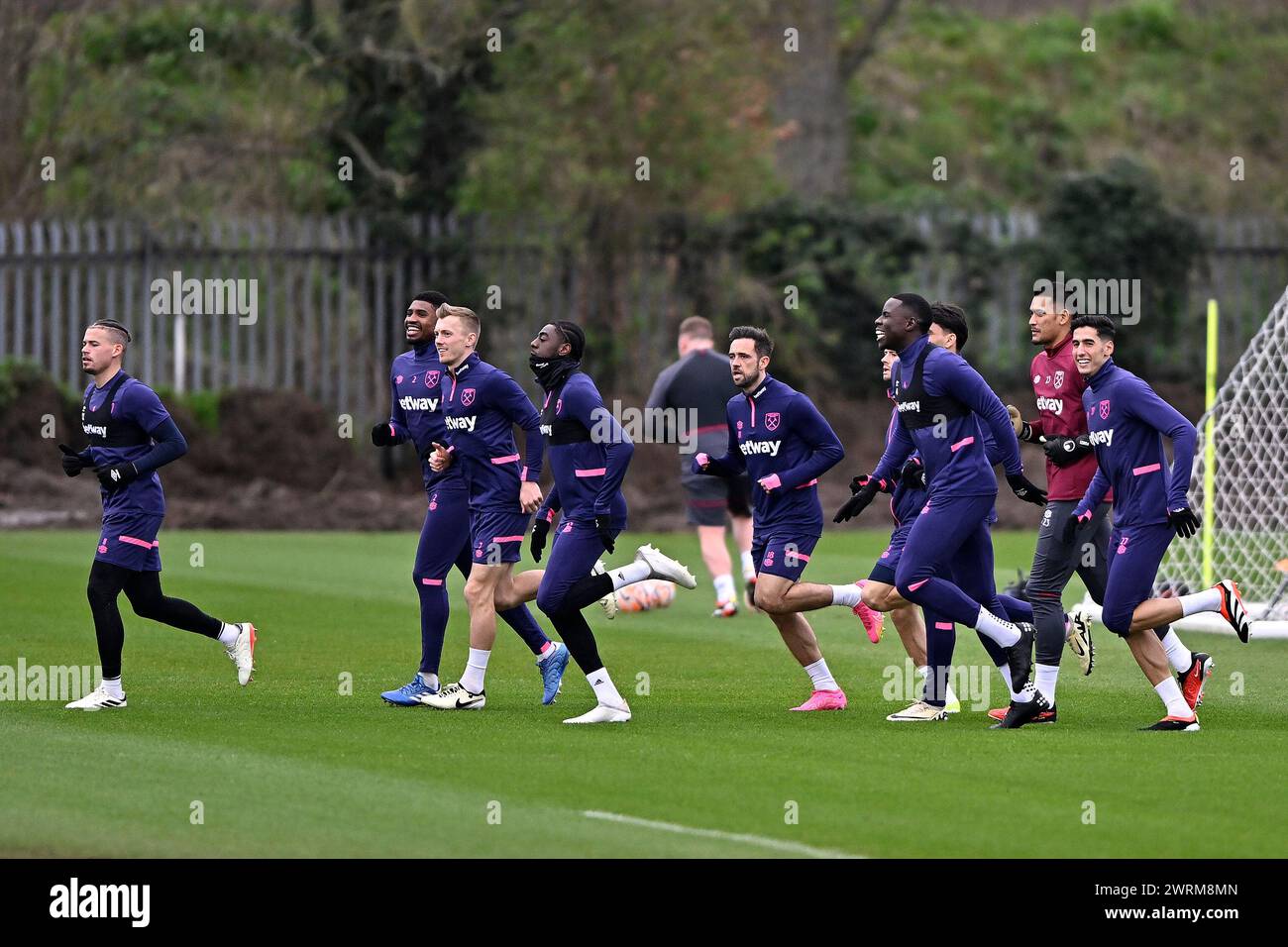 Romford, Großbritannien. März 2024. Kalvin Phillips (West Ham) führt die Spieler während des West Ham Open Training auf dem West Ham Trainingsplatz in Romford in einer Aufwärmrunde an. Quelle: MARTIN DALTON/Alamy Live News Stockfoto