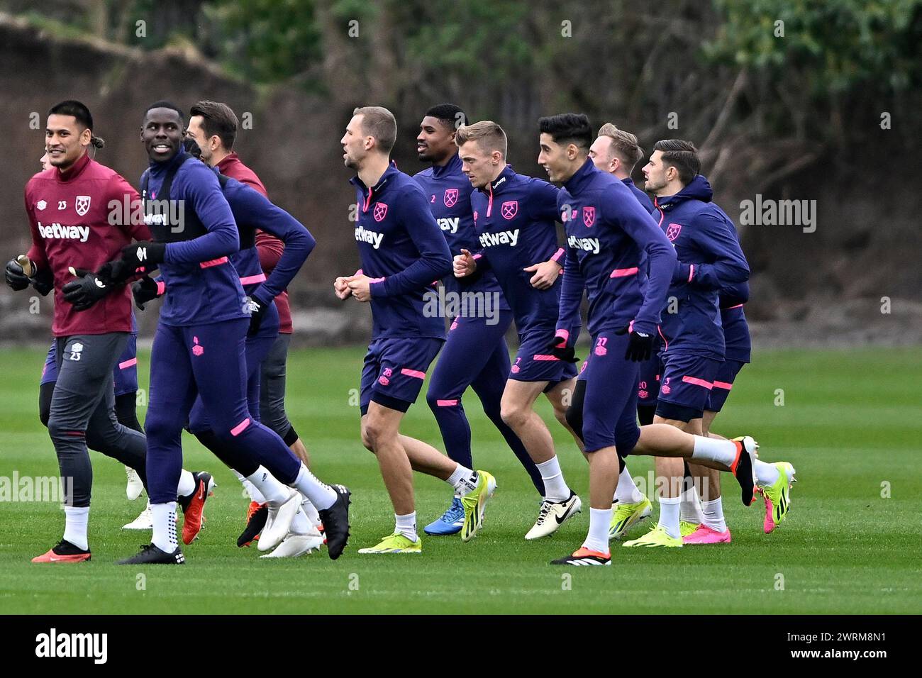 Romford, Großbritannien. März 2024. Alphonse Areola (West Ham, Torhüter) führt die Spieler während des offenen West Ham Trainings auf dem West Ham Trainingsplatz in Romford in eine Aufwärmrunde. Quelle: MARTIN DALTON/Alamy Live News Stockfoto