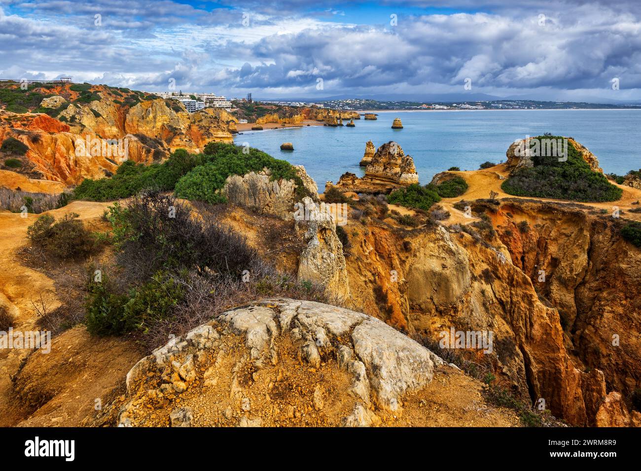Malerische Küstenlandschaft der Algarve, Atlantikküste in Lagos, Südportugal. Stockfoto