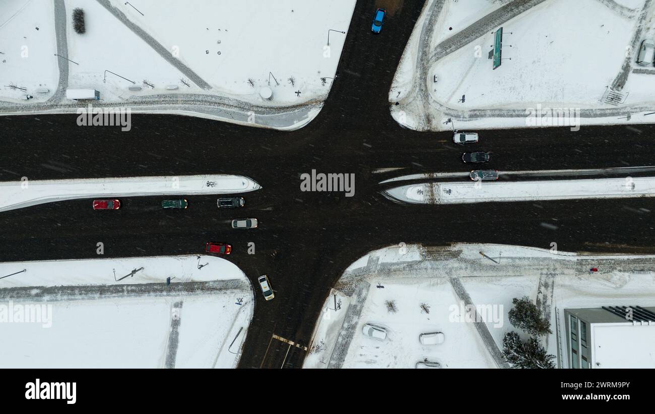 Drohnenfotografie einer Kreuzung in einer Stadt während eines stürmischen Wintertages Stockfoto
