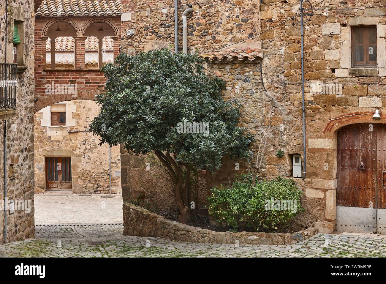 Malerisches katalonisches mittelalterliches Dorf Pubol. Girona, Katalonien. Spanien Stockfoto