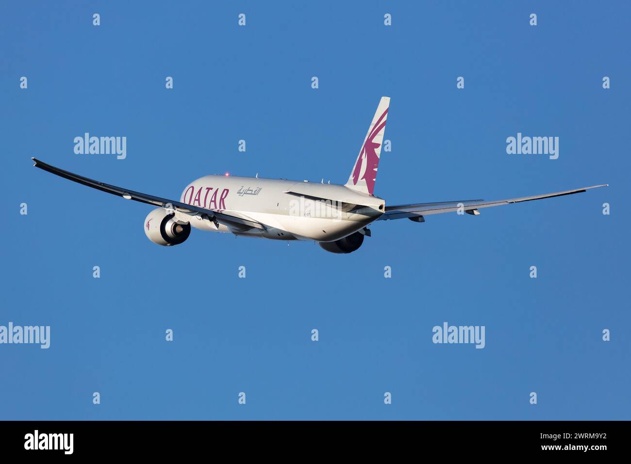 Budapest, Ungarn - 17. Oktober 2021: Qatar Airways Cargo Boeing 777-200 Frachtflugzeug am Flughafen. Luftfracht und Versand. Luftfahrt und Luftfahrt. Trans Stockfoto