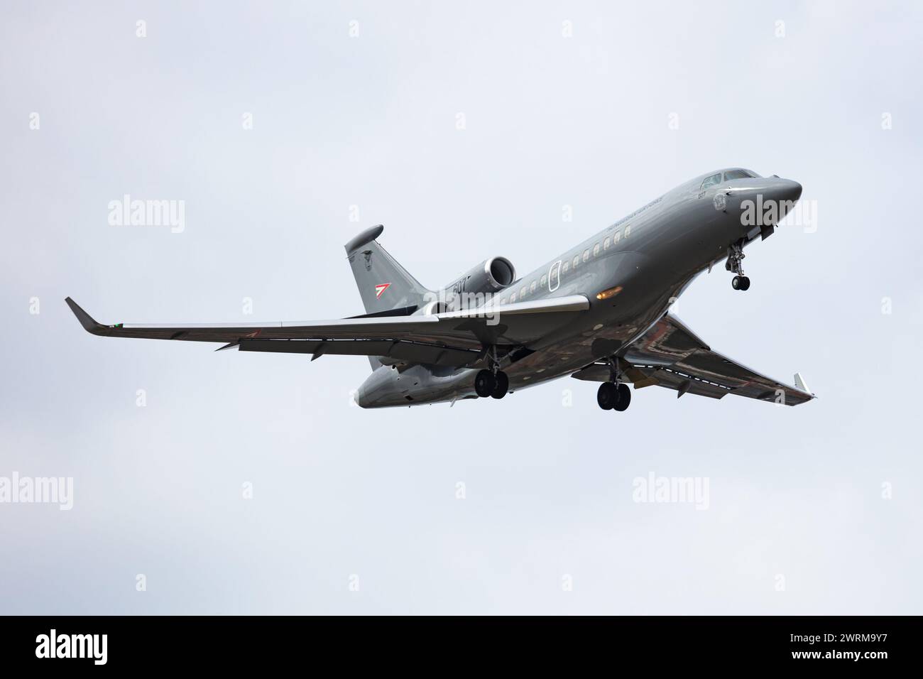 Budapest, Ungarn - 20. August 2021: Ungarisches Militärflugzeug Dassault Falcon 7X. Flugbetrieb der Luftwaffe. Luftfahrt und Luftfahrt. Luftfederung Stockfoto