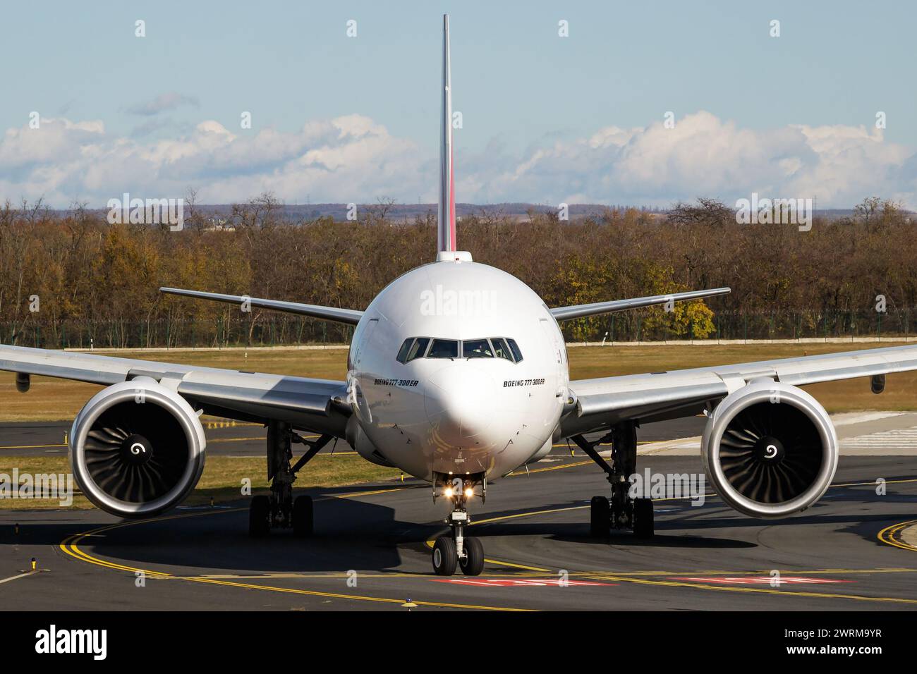 Budapest, Ungarn - 11. November 2017: Emirates Passagierflugzeug am Flughafen. Flugreisen planen. Luftfahrt und Flugzeuge. Luftverkehr. Globale Inter Stockfoto