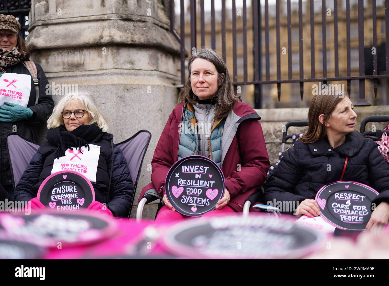 Eine Gruppe von Müttern, die an einem fünftägigen Hungerstreik teilgenommen haben, der am Muttertag begann, setzt ihren Protest vor den Houses of Parliament in London fort, um von der britischen Regierung entschlossene koordinierte Maßnahmen zur Bekämpfung der Nahrungsmittelarmut und der Klimakrise zu fordern. Bilddatum: Mittwoch, 13. März 2024. Stockfoto