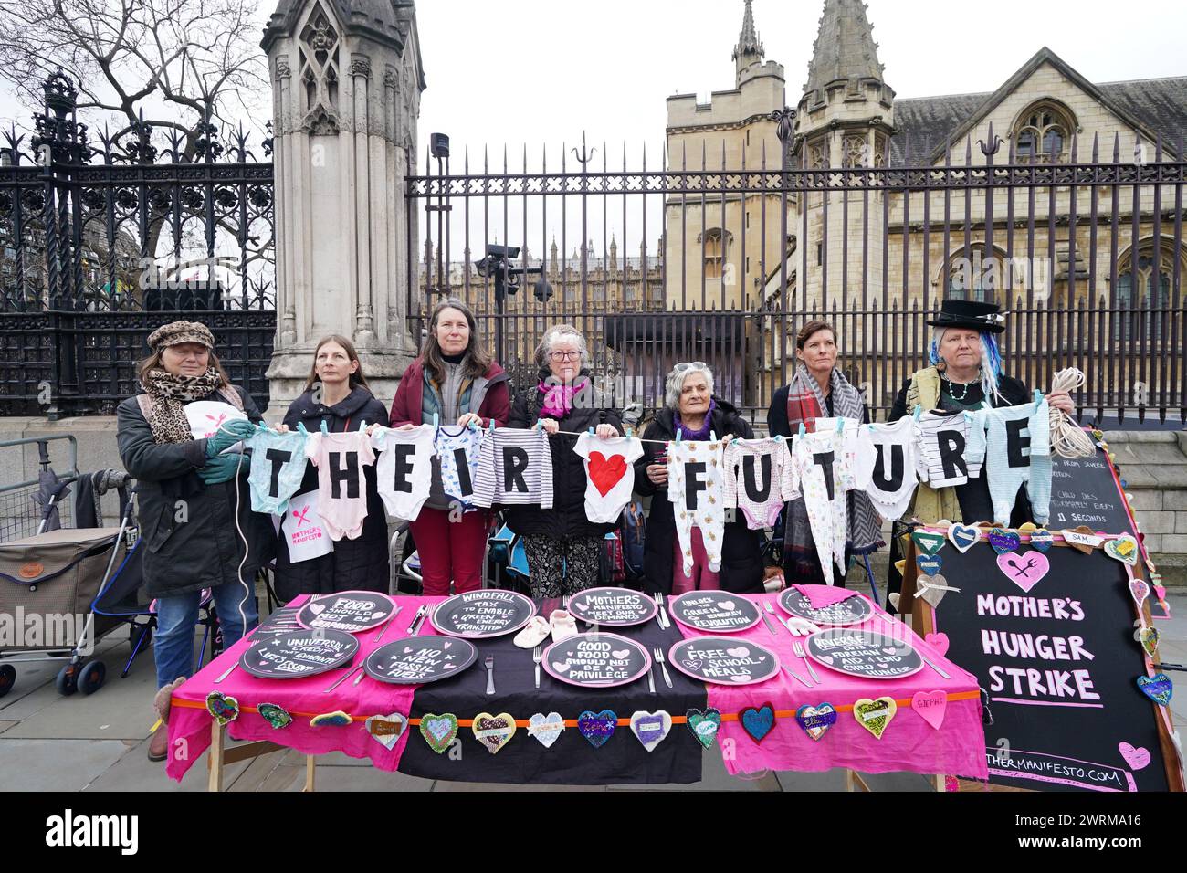 Eine Gruppe von Müttern, die an einem fünftägigen Hungerstreik teilgenommen haben, der am Muttertag begann, setzt ihren Protest vor den Houses of Parliament in London fort, um von der britischen Regierung entschlossene koordinierte Maßnahmen zur Bekämpfung der Nahrungsmittelarmut und der Klimakrise zu fordern. Bilddatum: Mittwoch, 13. März 2024. Stockfoto