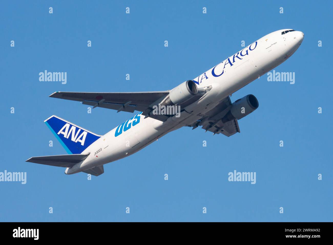 Hongkong/China - 1. Dezember 2013: Alle Nippon Airways ANA Cargo Boeing 767-300 JA8323 Frachtflugzeuge starten am Hong Kong Chek Lap Kok Stockfoto