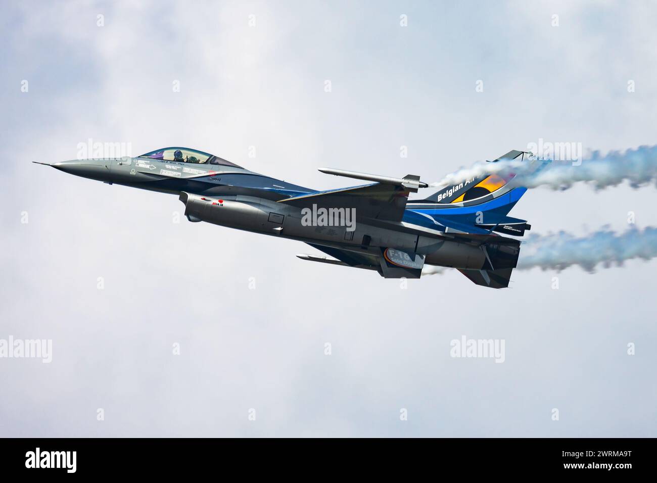 Kleine Brogel, Belgien - 13. September 2012: Militärisches Kampfflugzeug auf dem Luftstützpunkt. Flugbetrieb der Luftwaffe. Luftfahrt und Flugzeuge. Luftverteidigung. M Stockfoto