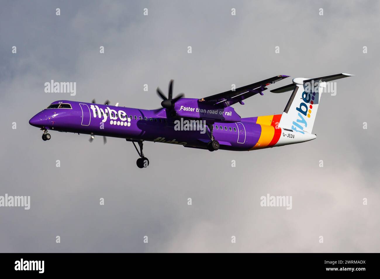Amsterdam, Niederlande - 14. August 2014: Flybe Passagierflugzeug am Flughafen. Planen Sie die Flugreise. Luftfahrt und Luftfahrt. Luftverkehr. Global Inter Stockfoto