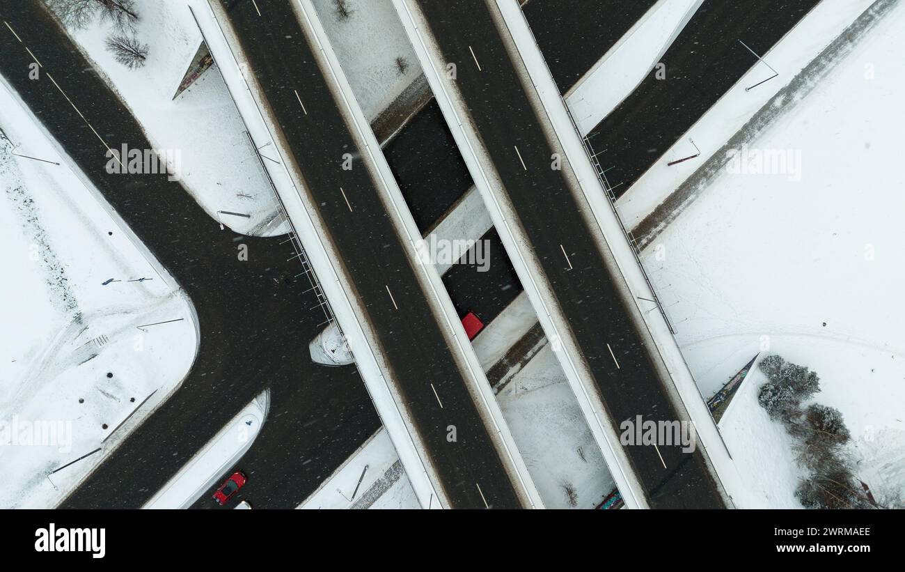 Drohnenfotografie einer Überführung in einer Stadt während eines stürmischen Wintertages Stockfoto