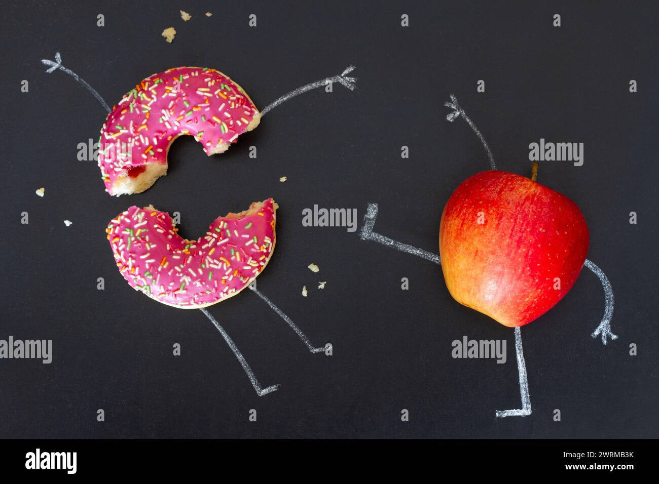 Wahl zwischen Apfel und Donut, kreatives, lustiges gesundes Diätkonzept Stockfoto