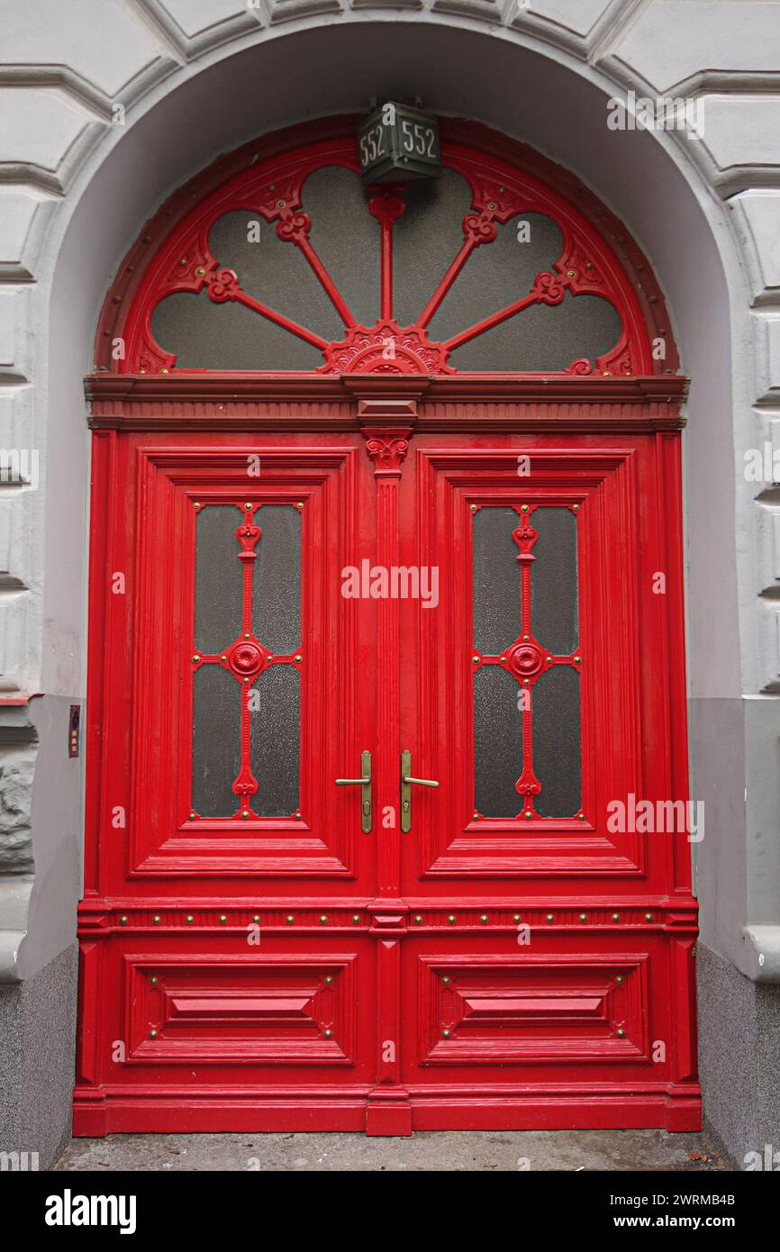 Elegante antike rote Doppeltür Stockfoto