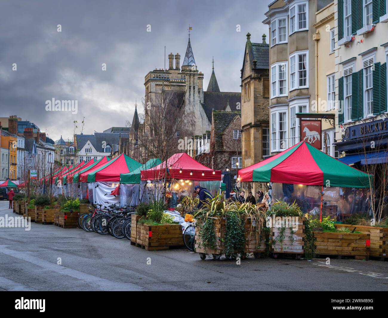 Der Straßenmarkt im Freien in der Broad Street Oxford. Stockfoto