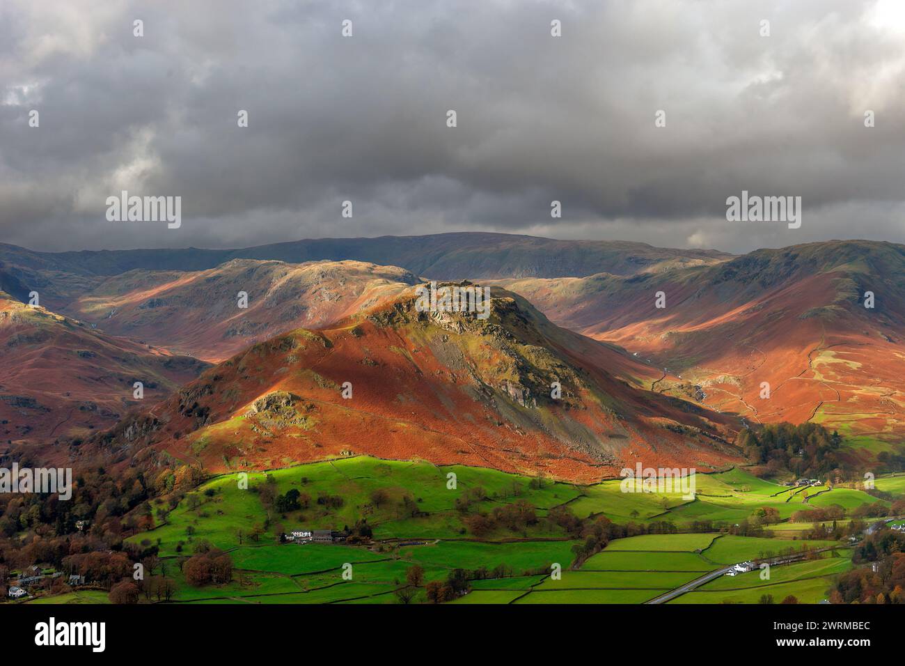 Helm Crag von Heron Pike über Grasmere, Cumbria Stockfoto