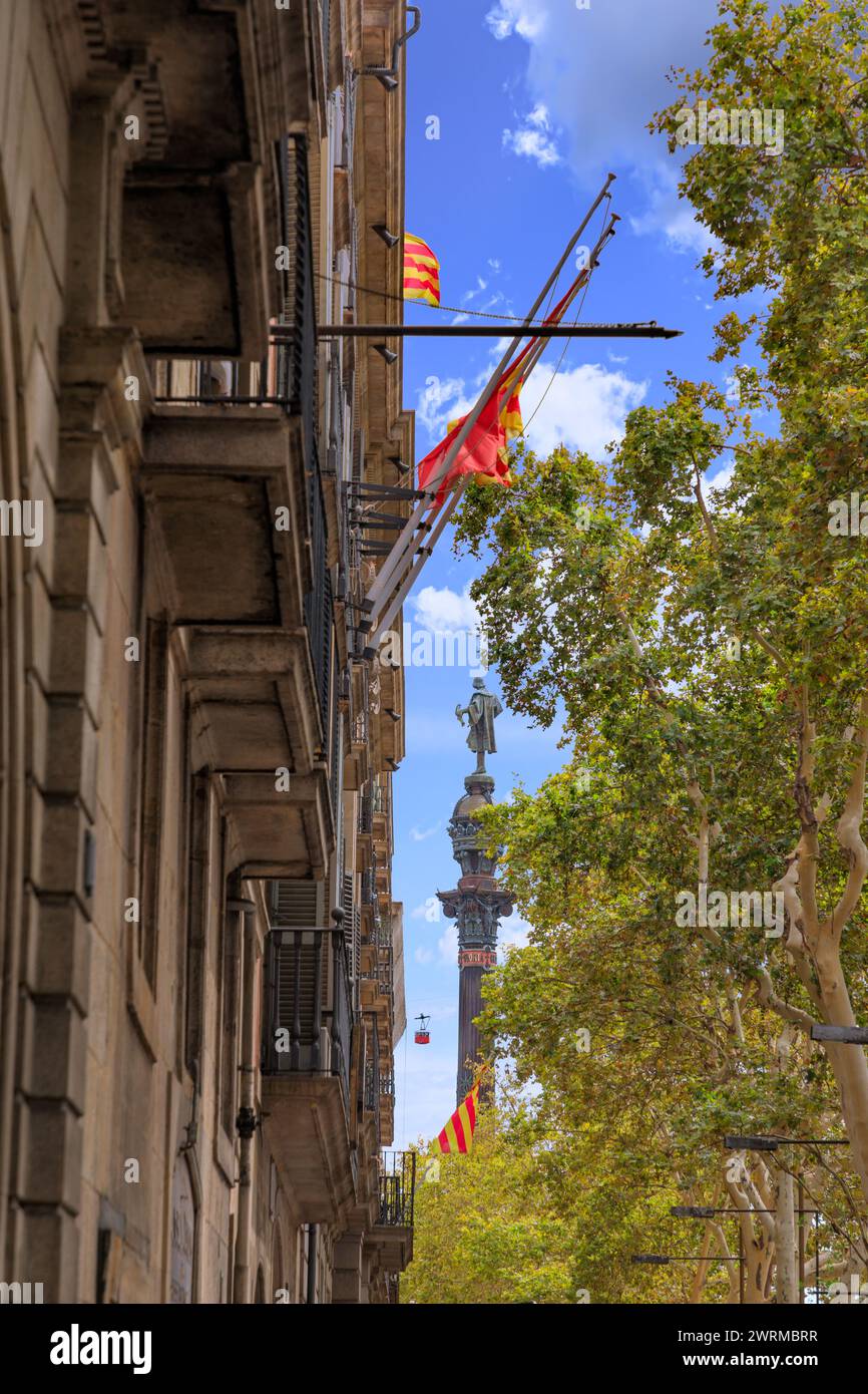 Stadtbild von Barcelona, Spanien. Blick auf die Rambla: Im Hintergrund das Denkmal für Christoph Kolumbus. Stockfoto