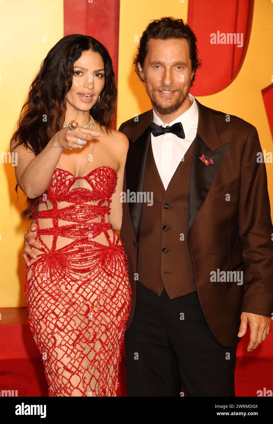 Beverly Hills, Kalifornien, USA. März 2024. (L-R) Camila Alves und Matthew McConaughey nehmen am 10. März 2024 an der Vanity Fair Oscar Party 2024 Teil, die von Radhika Jones im Wallis Annenberg Center for the Performing Arts in Beverly Hills, Kalifornien, veranstaltet wurde. Quelle: Jeffrey Mayer/Media Punch/Alamy Live News Stockfoto