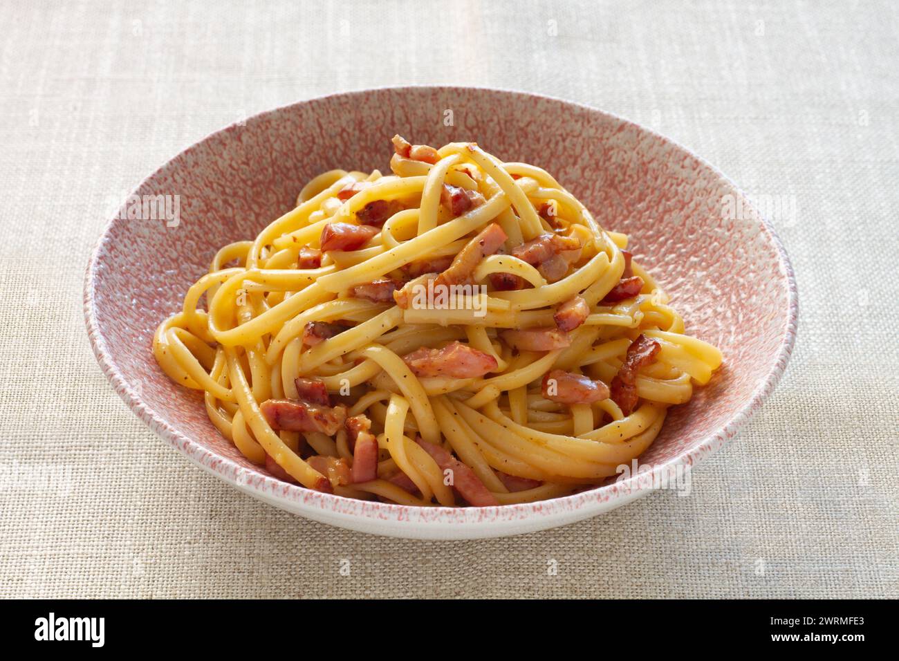 Ein klassischer italienischer Spaghetti Carbonara, serviert in einer Keramikschale. Stockfoto