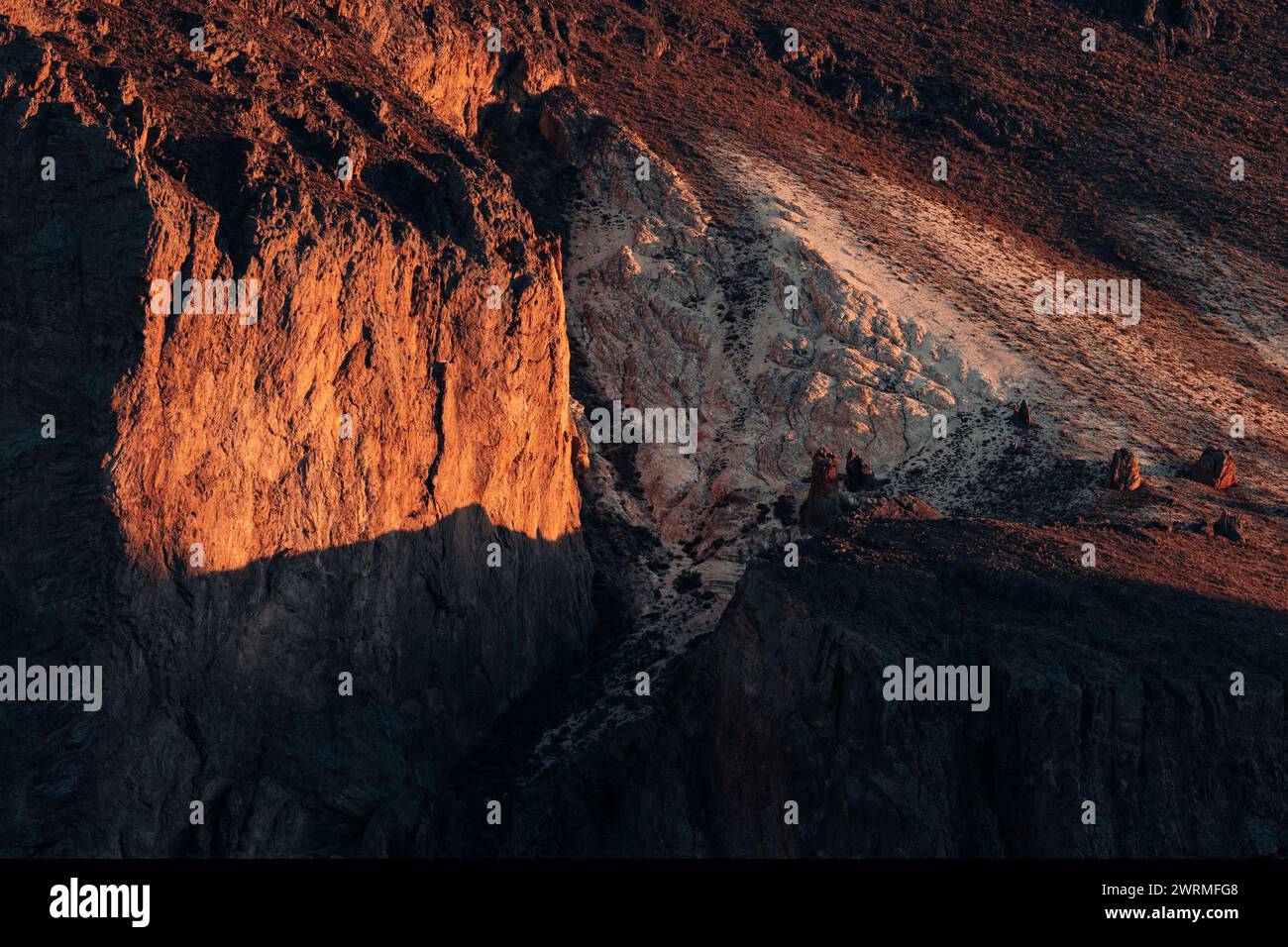 Das Licht der Abenddämmerung zeigt einen lebhaften Kontrast auf einer Bergwand in Patagonien, Argentinien, und hebt die komplexen geologischen Strukturen und Formationen hervor Stockfoto