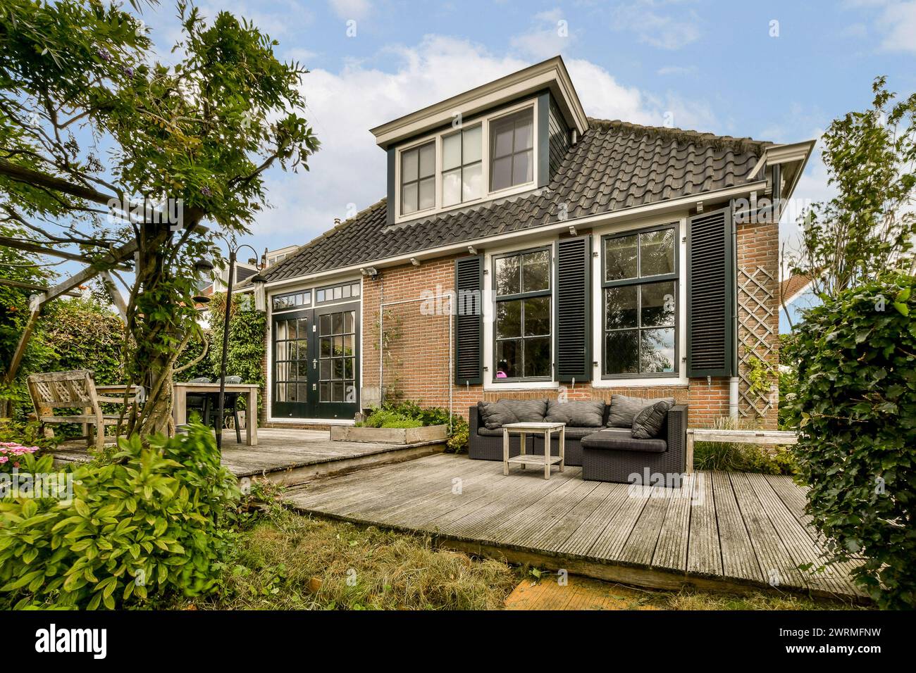 Ein Haus mit einer Terrasse und einer Couch darauf Stockfoto