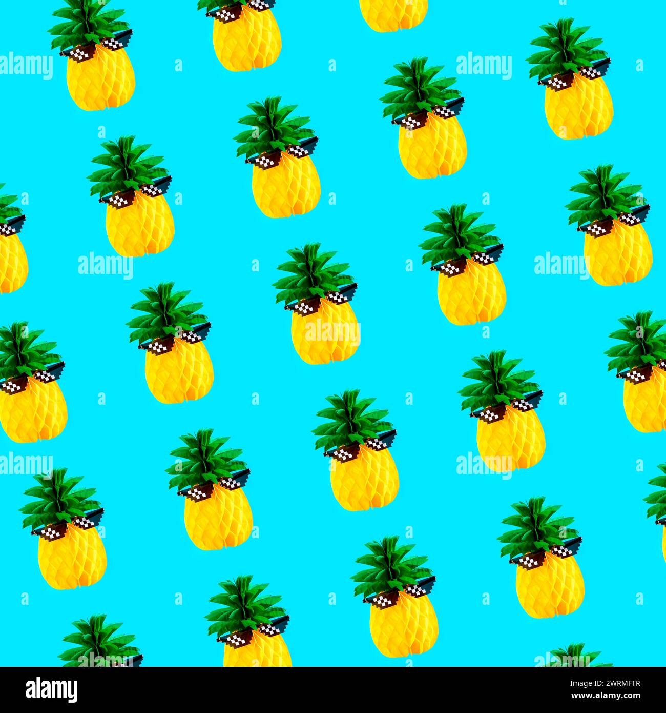 Ein lebendiges, nahtloses Muster mit wiederholten Illustrationen von Ananas mit einem lebendigen türkisfarbenen Hintergrund, perfekt für Tapeten oder Textilien. Stockfoto