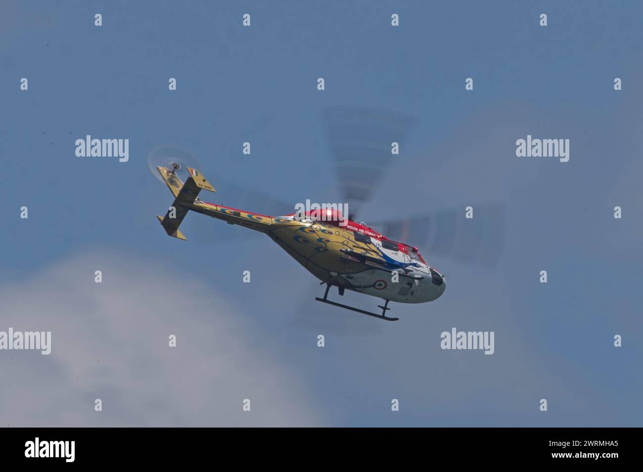 Das Kunstflugteam der indischen Luftwaffe Sarang stellt seine Manöver auf der Singapore Airshow 2024 im Changi Exhibition Centre vor Stockfoto