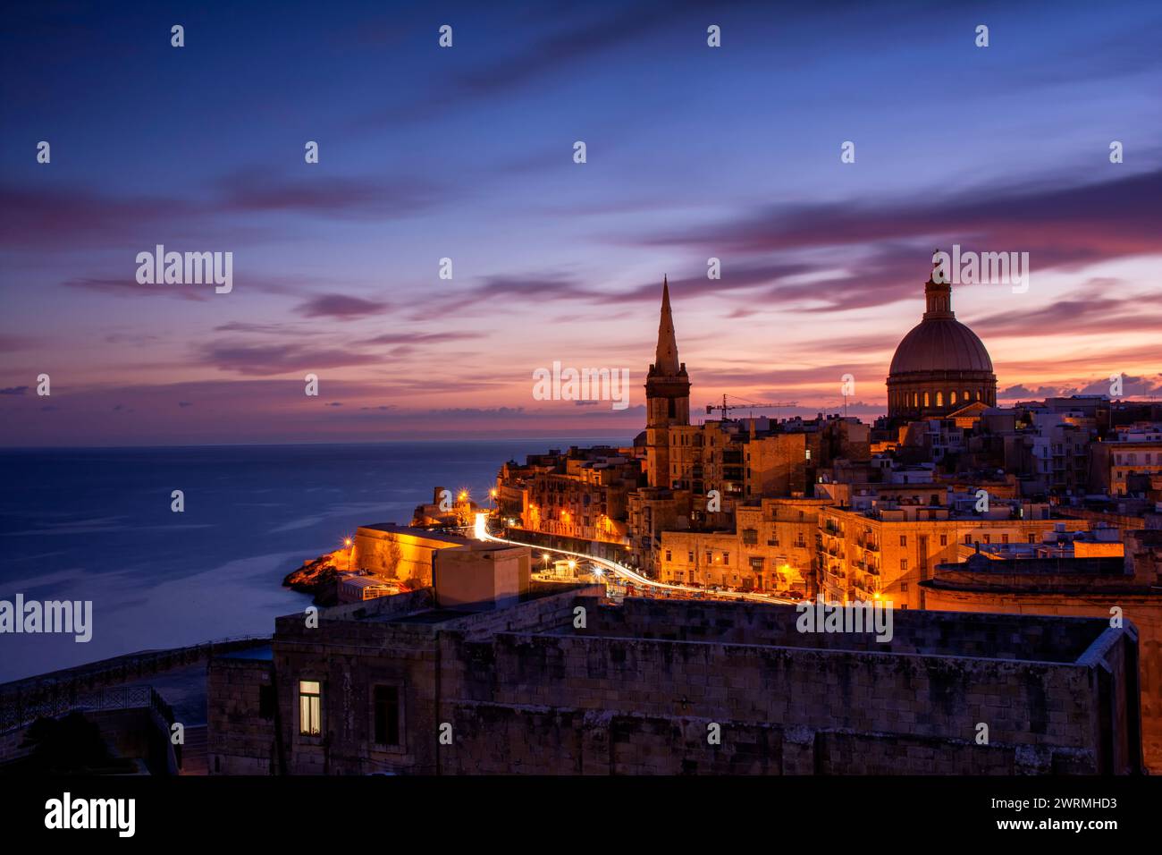 Blick von oben auf die goldene Kuppel der Kirche und die Dächer mit der Kirche Unserer Lieben Frau vom Berg Carmel und der St. Paul's Cathedral in Valletta, Malta. Stockfoto
