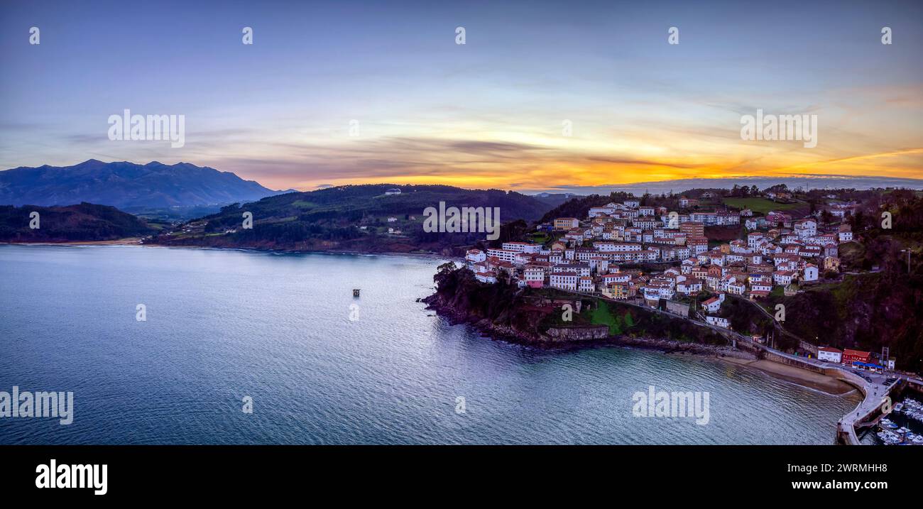 Luftaufnahme von Lastres, einem der schönsten Dörfer der kantabrischen Küste in Asturien, Spanien. Stockfoto