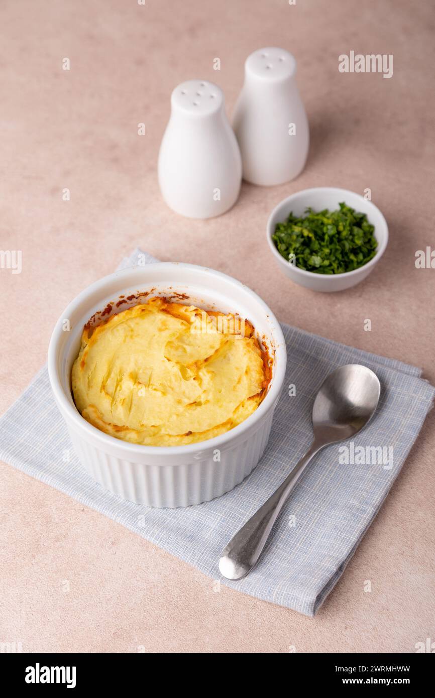 Shepherd's Pie in einer portionierten weißen Auflaufform. Hausgemachter traditioneller Auflauf (Gratin) mit Hackfleisch und Kartoffelpüree. Selektiver Fokus, Schließen- Stockfoto