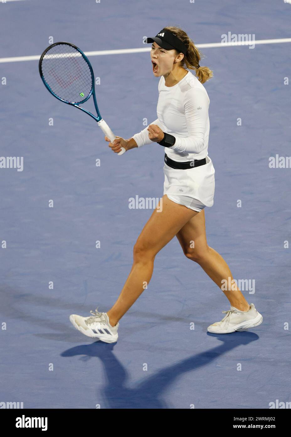 Anna Kalinskaya feiert nach ihrem Sieg bei den Dubai Duty Free Tennis Championships 2024 in Dubai, USA Stockfoto