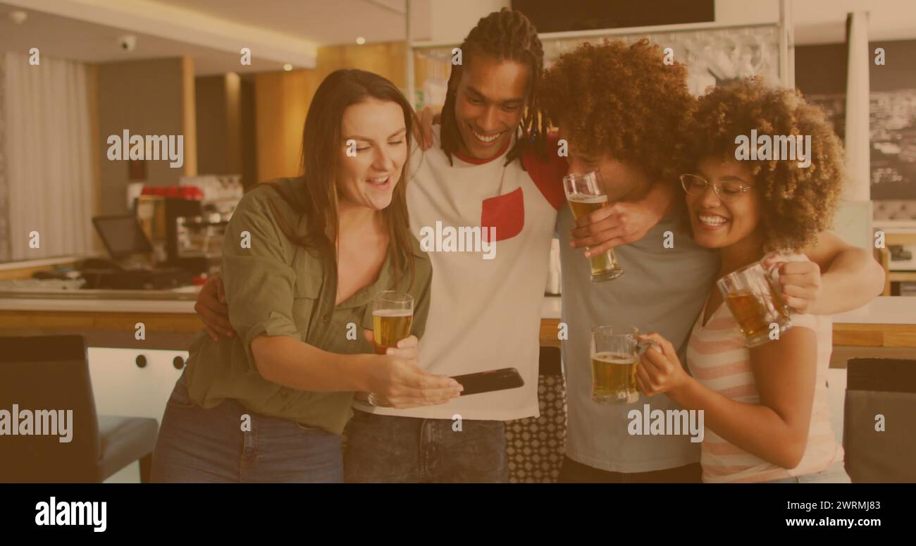 Bild von Lichtflecken über glücklichen, vielfältigen Freunden mit Smartphone und Bier Stockfoto