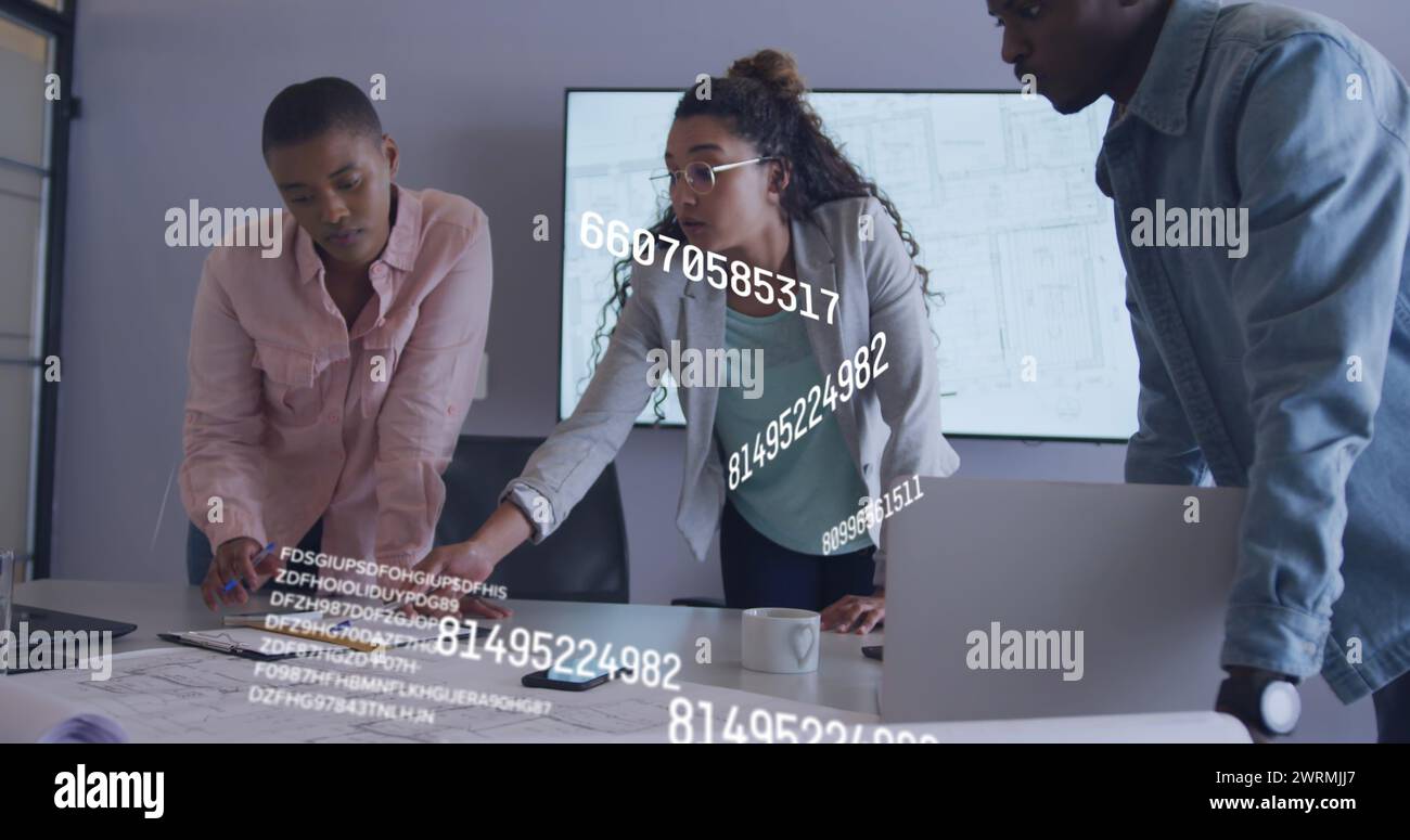 Bild der Datenverarbeitung über verschiedene Geschäftsleute im Büro Stockfoto