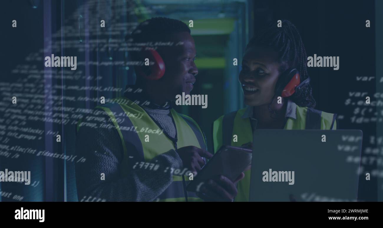 Bild der Datenverarbeitung über ein afroamerikanisches Ehepaar im Serverraum mit Kopfhörern Stockfoto