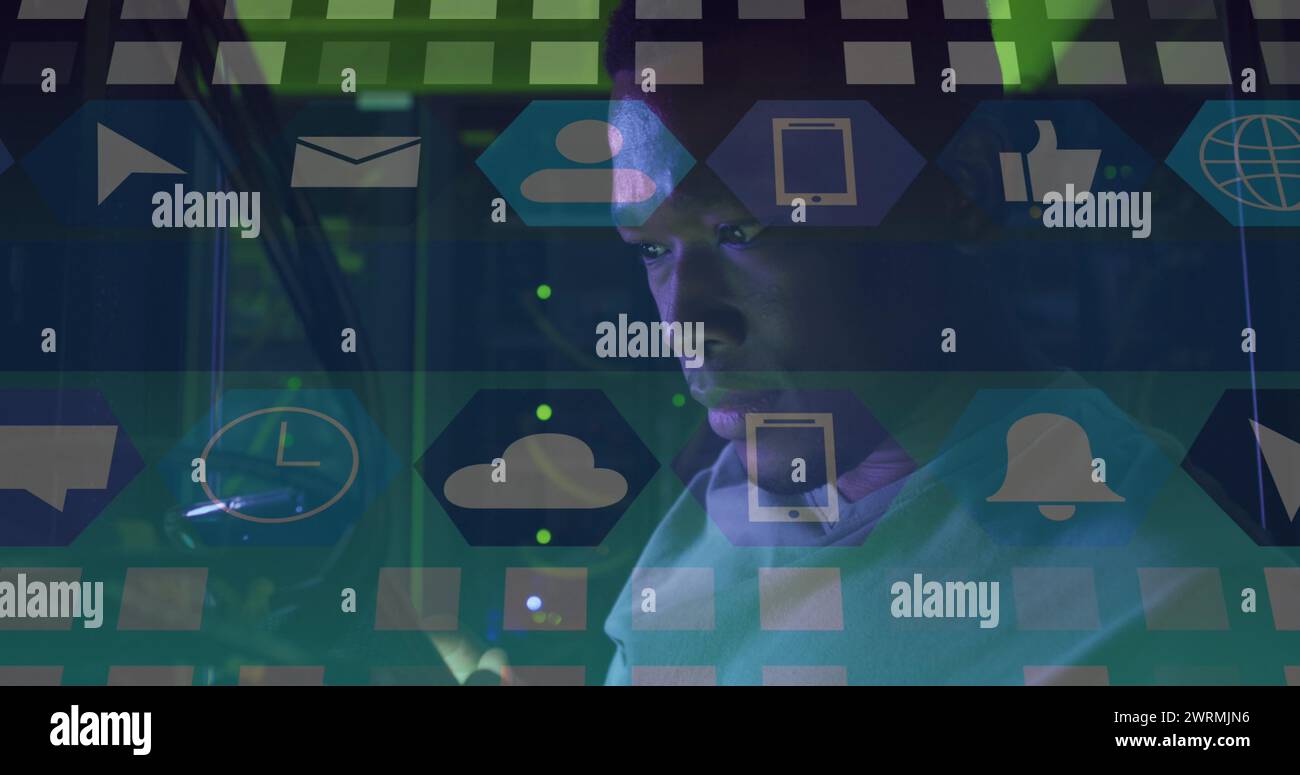 Bild von Symbolen über afroamerikanischem männlichem Serverraum-Arbeiter Stockfoto