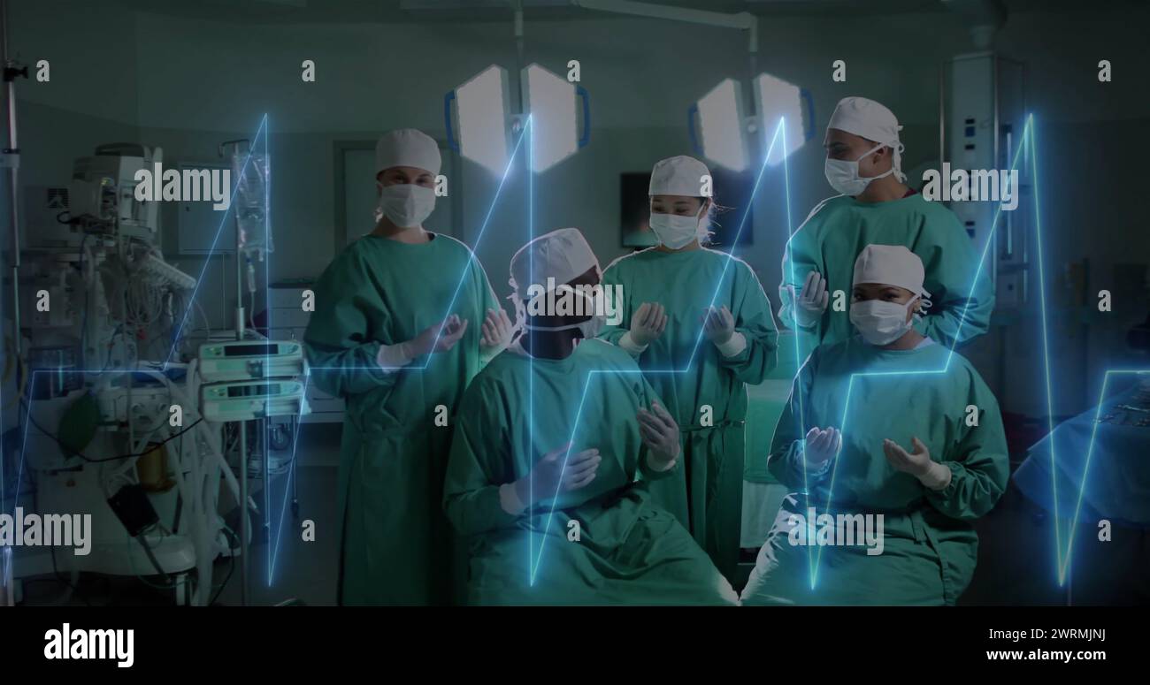 Bild der Datenverarbeitung über verschiedene Chirurgen im Krankenhaus Stockfoto
