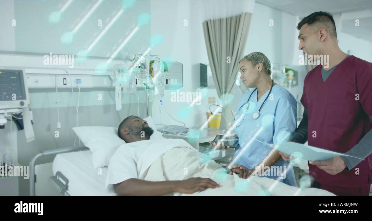 Bild des dna-Strangs über verschiedenen Ärzten und Patienten im Krankenhaus Stockfoto