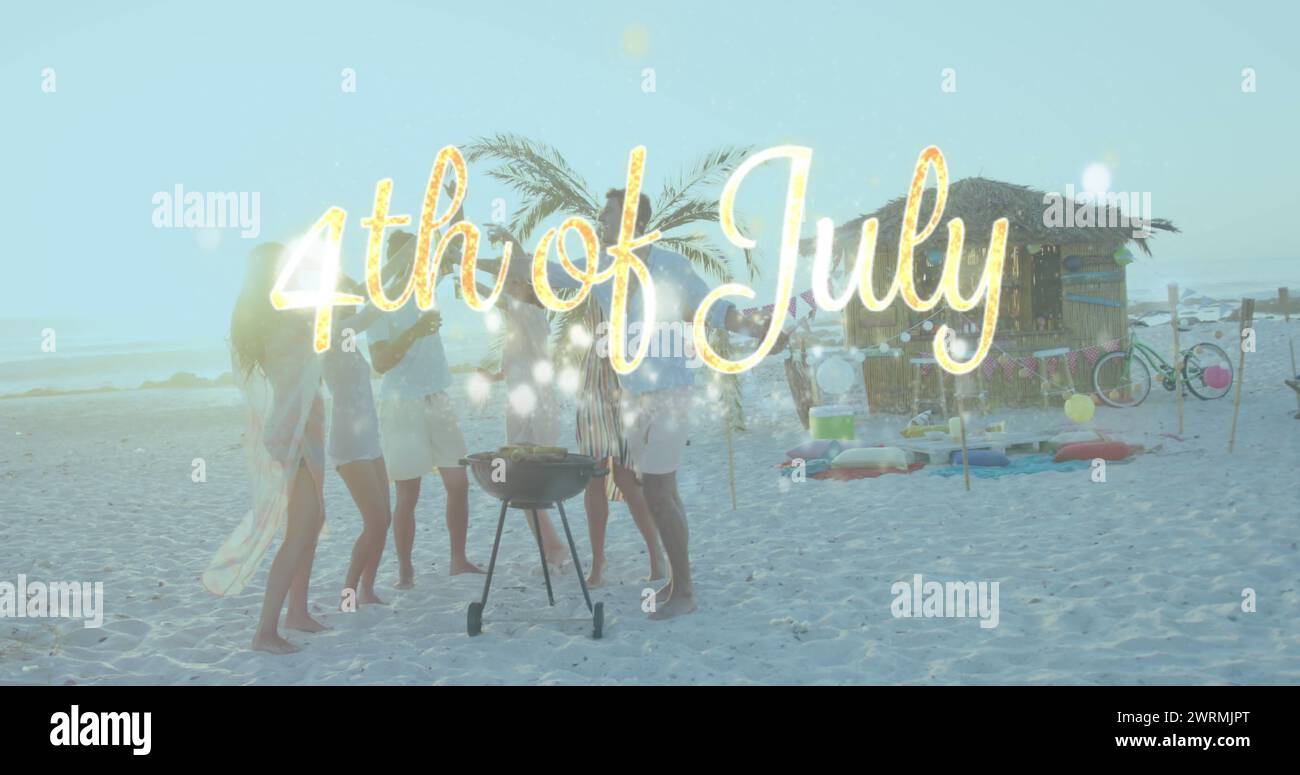 Eine Gruppe von Leuten feiert den 4. Juli an einem Strand Stockfoto